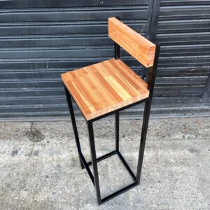 Banqueta estilo industrial premium c/ respaldo eucalipto macizo laqueado