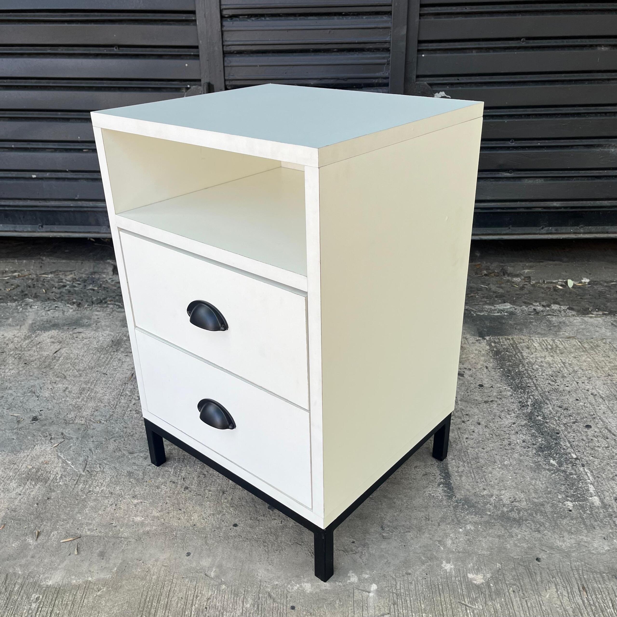 Mesa de luz con 2 cajones